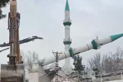 Malatya’da depremde hasar gören cami kontrollü şekilde yıkıldı