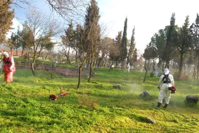 Manisa'da mezarlıklar bayrama hazırlanıyor