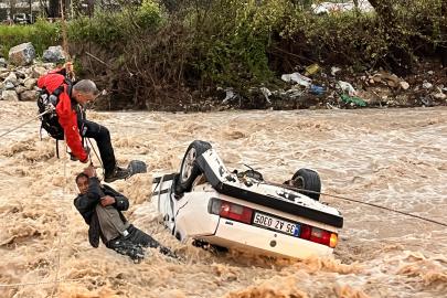 Muğla'da otomobil sele kapıldı. Bir kişi kurtarıldı, bir kişi hayatını kaybetti