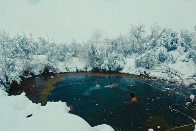 Muhteşem manzarada üç arkadaş kar yağışı altında gölette yüzdü