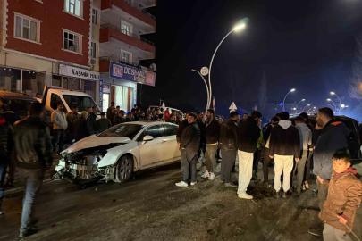 Muradiye’de otomobil ve kamyonet çarpıştı: 2 yaralı
