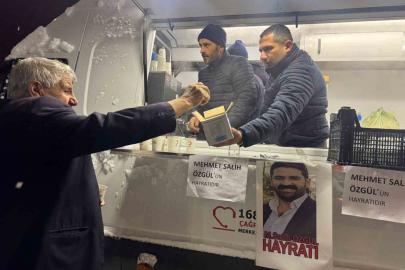 Muradiye’de teravih sonrası lokma ikramı