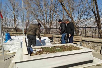 Muş’ta bayram öncesi şehit mezarlıklarında bakım ve temizlik yapıldı