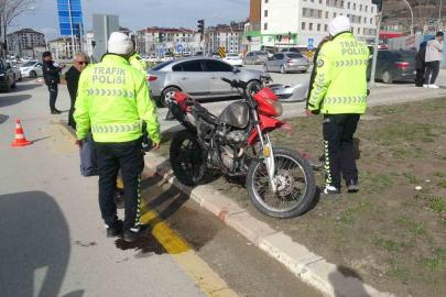Otomobil ile çarpışan motosiklet sürücüsü kaçtı: 1 yaralı