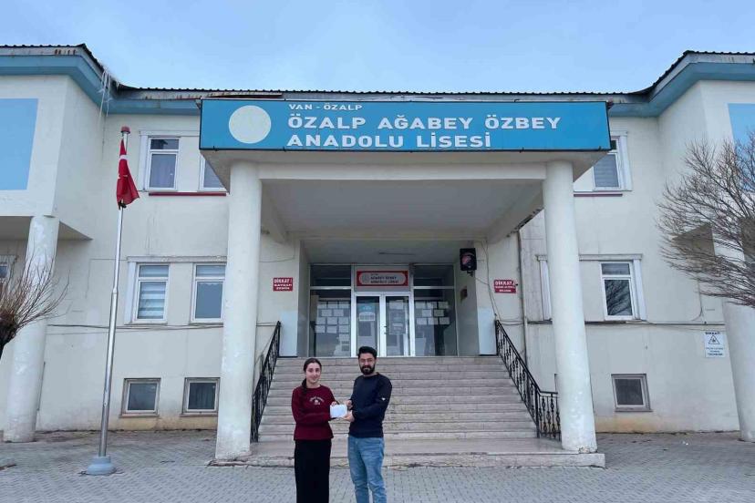 Özalp’te kitap okuma sınavında dereceye girenlere ödülleri verildi