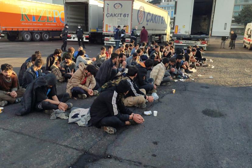 Rize'de TIR dorsesinde 57 göçmen yakalandı