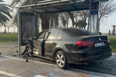 Sahil yolunda feci kaza. Otomobil durağa daldı