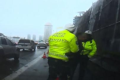 Seyir halindeyken boğuluyordu. Kornaya basıp yardım istedi, imdadına polis yetişti