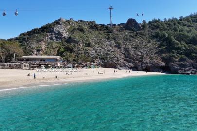 Sıcak havayı fırsat bilenler soluğu dünyaca ünlü plajda aldılar