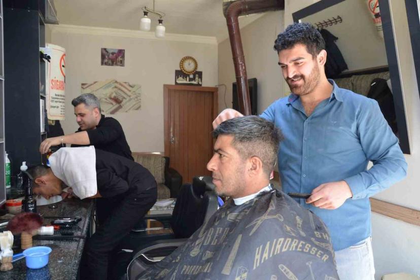 Tercan’da berberlerde bayram yoğunluğu