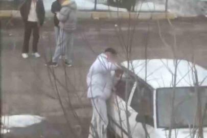 Tornavida ile otomobilin kapısını zorlayan gençler kameraya yakalandı