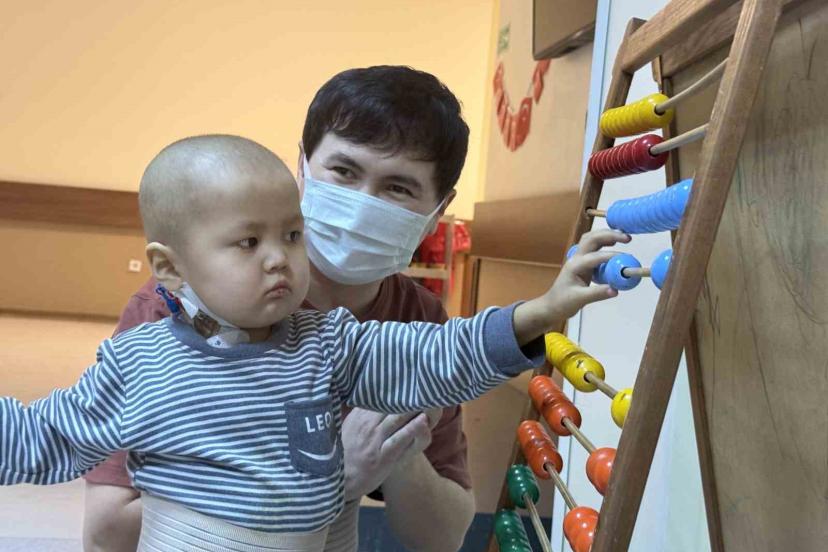 Türk kadın hekimin karaciğer nakliyle 3 yaşındaki Nuryiğit hayata tutundu