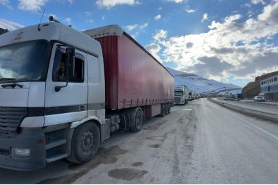 Türkiye-İran sınır kapısında 2 kilometrelik TIR kuyruğu oluştu