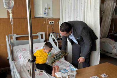 UDER’den hastanede tedavi gören çocuklara bayram ziyareti