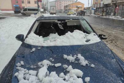 Üzerine çatıdan kar kütlesi düşen otomobil kullanılamaz hale geldi