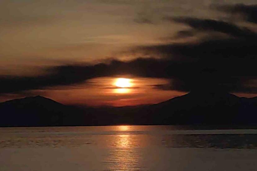 Van’da gökyüzü nöbet değişimi: Güneş çekildi, ay sahneye çıktı