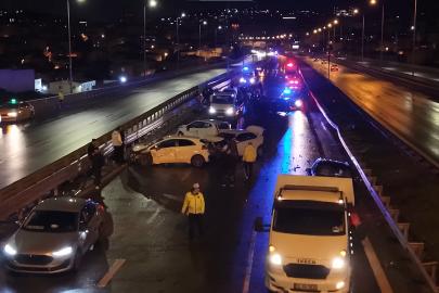 Yardım için duranlar da kazaya karıştı: 3 yaralı