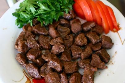 Yarış atını kavurma yaptılar. Belediyenin aşevinde yemekten elektronik çip çıktı