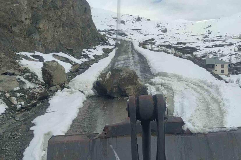 Yeni Mahalle yoluna düşen kayalar temizlendi