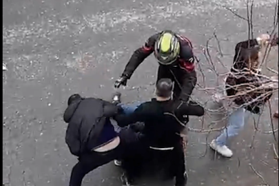 Yol verme tartışması sopalı meydan dayağına dönüştü. Tartışmaya 1 milyon lira ceza kesildi