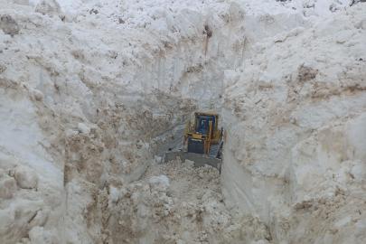 Yüksekova’da 8 metrelik kar tünelleri. İş makinesi içinde kayboldu