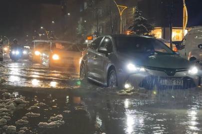 Yüksekova’da caddeler göle döndü, otomobiller adeta suda yüzdü