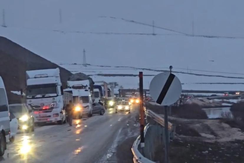 Yüksekova’da heyelan karayolunu yuttu, ilçenin çevre illerle ulaşımı kesildi