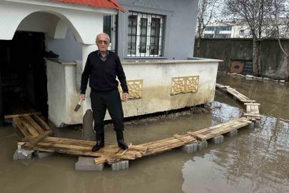 Yüksekova’da Venedik çilesi: Evlere giriş tahtadan köprülerle sağlanıyor