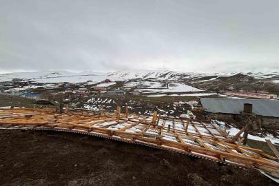 Ardahan’da şiddetli rüzgar çatıları uçurdu