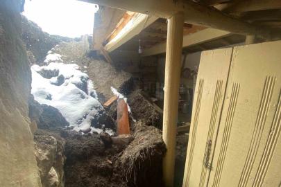 Aşırı yağış nedeniyle toprak damlı evde göçük