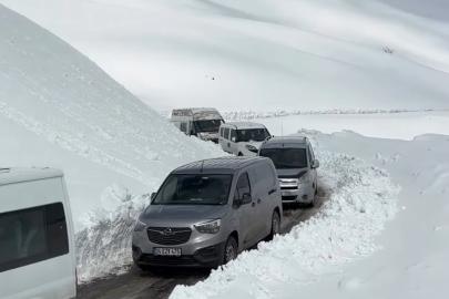 Bahçesaray-Hizan karayoluna çığ düştü: Yol yaklaşık 4 saat kapalı kaldı