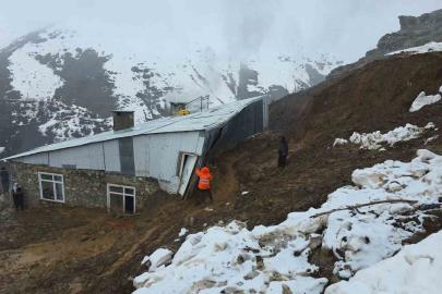 Bahçesaray’da heyelan bir eve zarar verdi