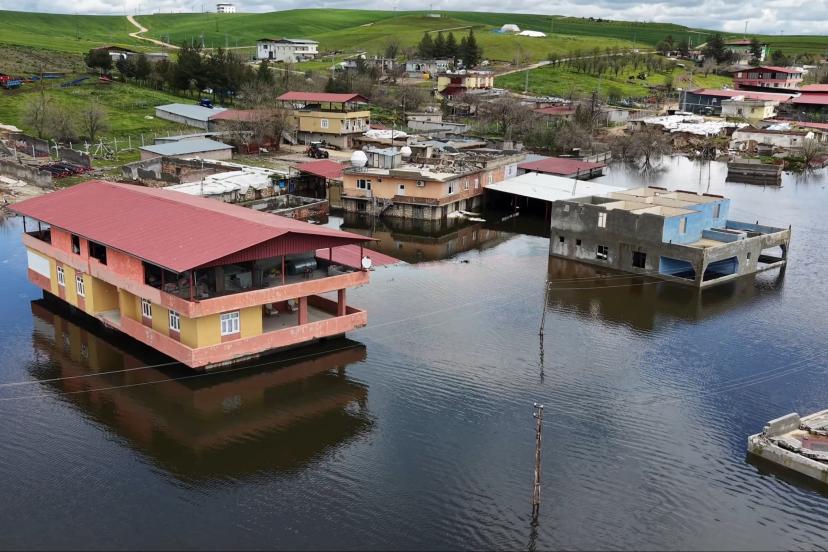 Baraj kapakları açıldı, önceden boşaltılan evleri su yuttu