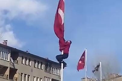 Bayrağı düzeltmek için 15 metrelik direğe tırmandı
