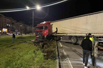 Bingöl’de tır refüje girdi: Facianın eşiğinden dönüldü