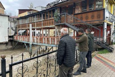 Çatak’ta aşırı yağış nedeniyle köprü ve üstündeki kafe tedbiren kapatıldı