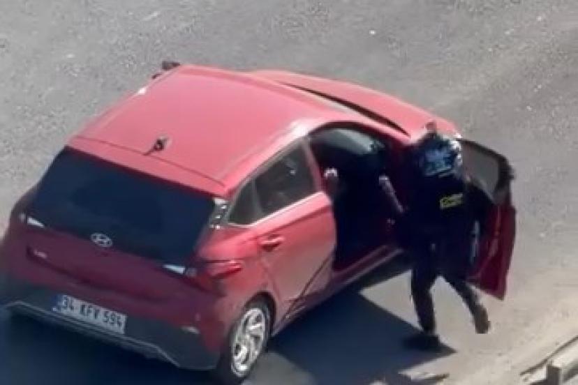 Çekmeköy’de yol verme kavgasında tekmeler havada uçuştu