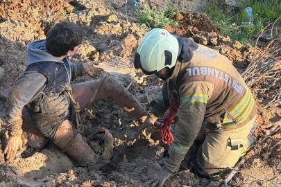 Çocuk çamura saplandı; 'İmdat' çığlığını duyan polis kurtardı