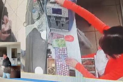 Dalgınlıkla 100 avro fazla bozdu. Şimdi müşteriye sesleniyor