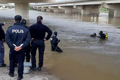 Dereden geçerken aracı suya gömülen sürücü öldü
