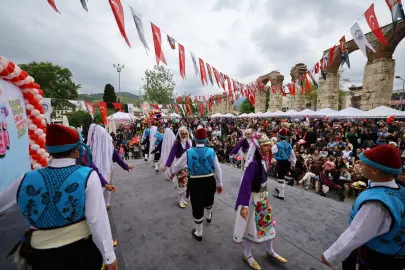  Efes Selçuk’ta çocuklar bayramlarını şenlikle kutladı