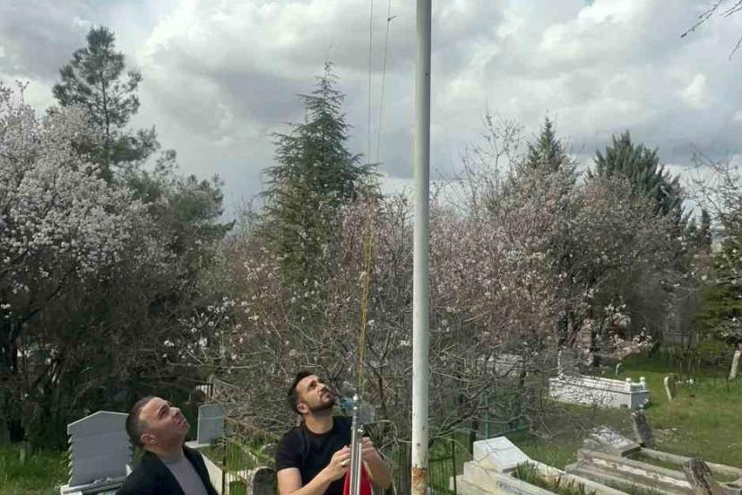 Elazığ’da şehit kabirlerindeki  bayraklar değiştirildi