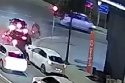 Fren yerine gaza bastı, 4 araç birbirine girdi