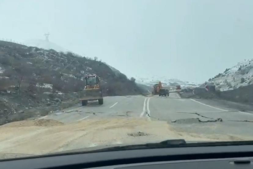 Hakkari-Van yolunda çökme: Ulaşım kontrollü sağlanıyor