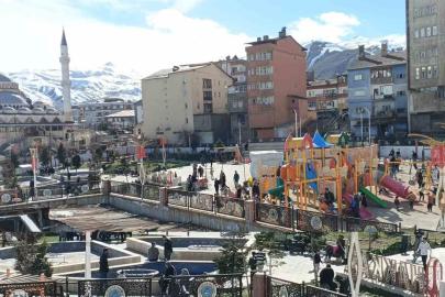 Hakkari’de güneşli havayı fırsat bilenler parka akın etti