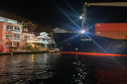 İstanbul Boğazı'nda gemi arızası. Yalıya çarpmaya metreler kala karaya oturdu