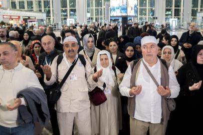 İstanbul'dan ilk hac kafilesi kutsal topraklara uğurlandı