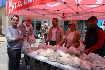 İzmit'te ücretsiz istiridye mantarları dağıtıldı