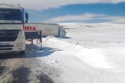 Kars’ta kayan tır yolu kapattı