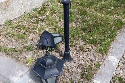 Kars’ta Valilik Parkı’nın ışıklandırma lambaları kırıldı